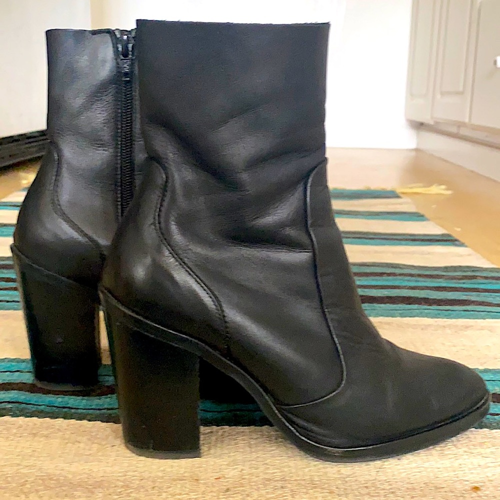 Crosswalk 3373 Perfect Black Ankle Boot